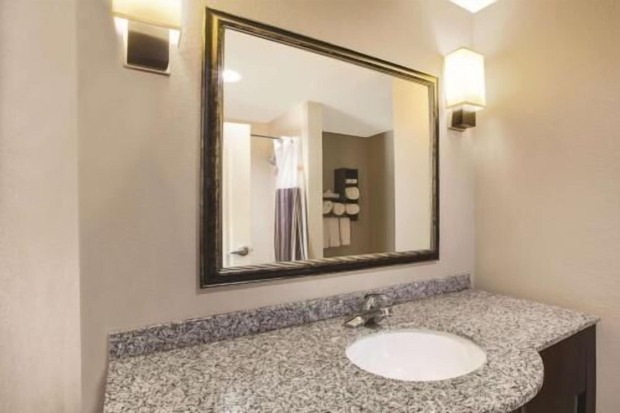 Kamar mandi | Kombinasi shower/bathtub dan perlengkapan mandi gratis