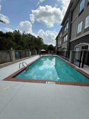 Seasonal outdoor pool - La Quinta Inn & Suites by Wyndham Baton Rouge Denham Springs (Baton Rouge)