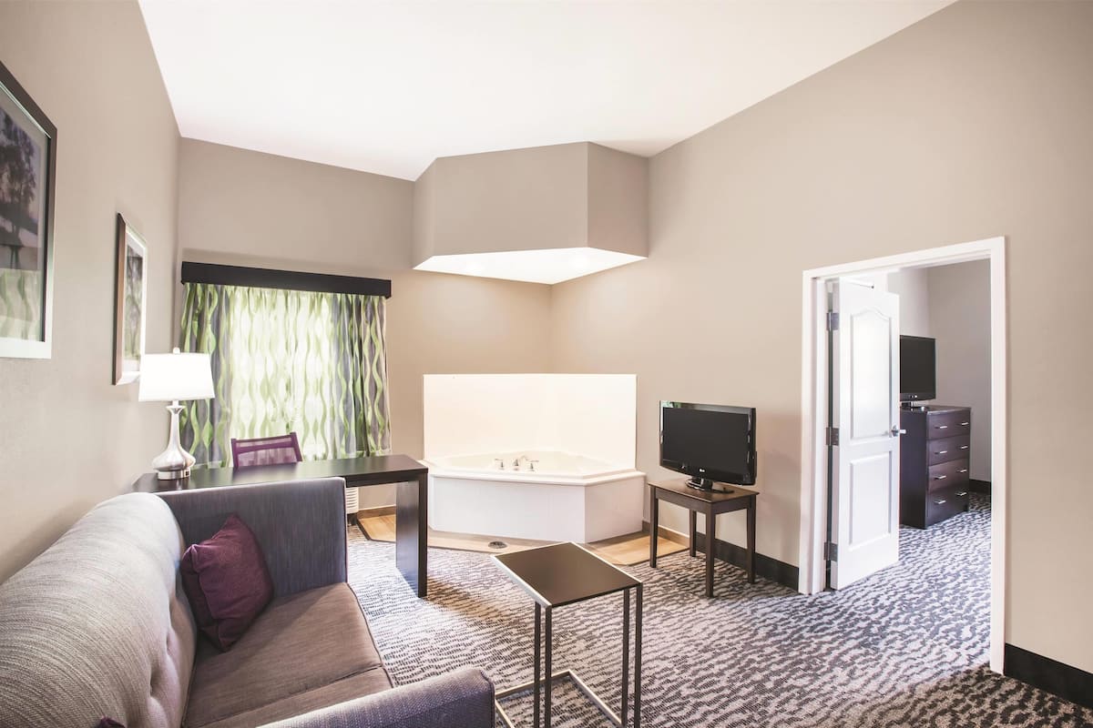 Deluxe suite, 1 slaapkamer, niet-roken | Luxe beddengoed, pillowtop-bedden, een bureau