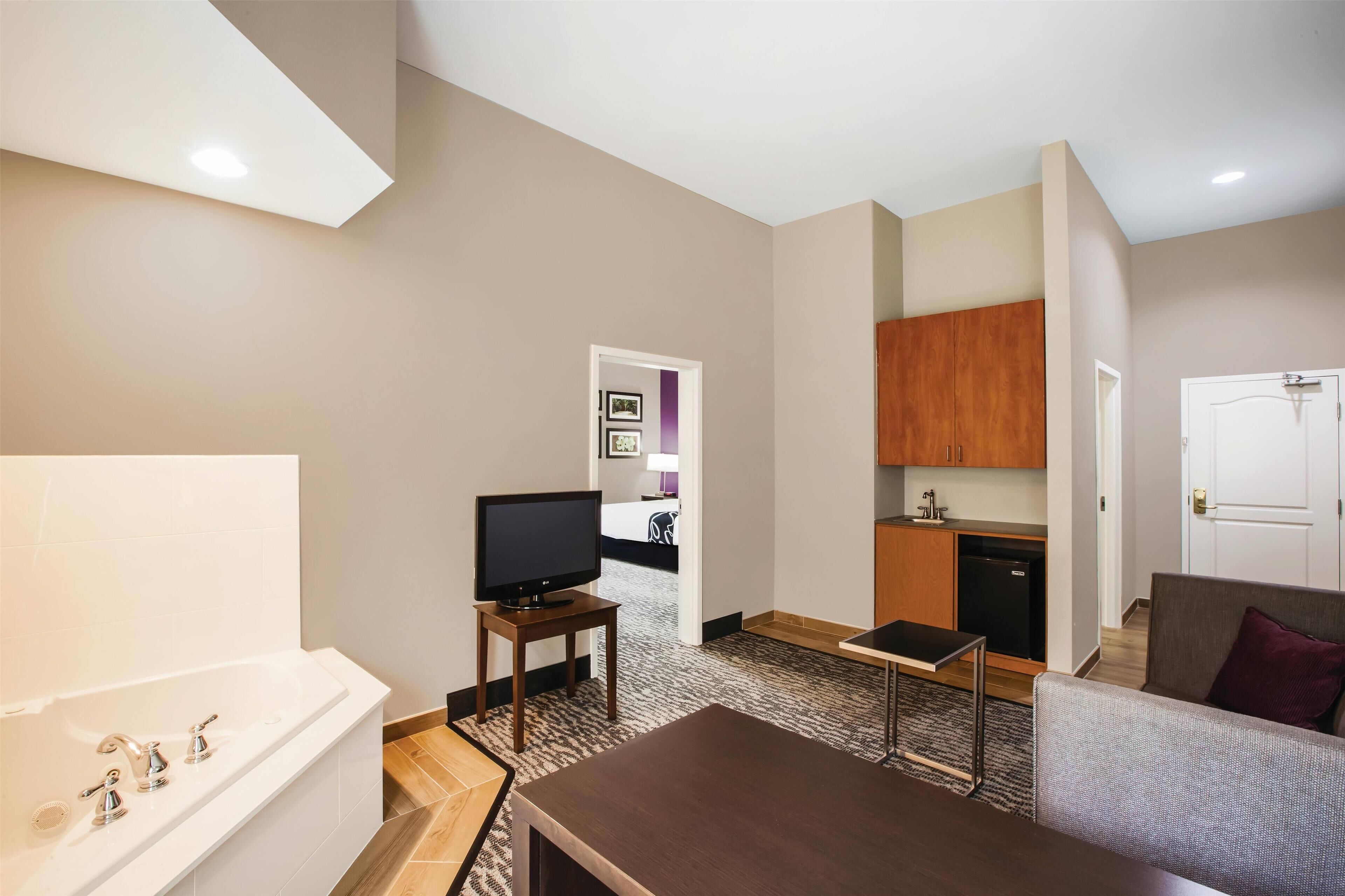 deluxe suite, 1 bedroom, non smoking | premium bedding, pillow-top beds, desk, iron/ironing board