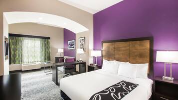 Habitación Deluxe, 1 cama King size, para no fumadores (Mobility/Hearing Impaired Accessible) | Ropa de cama de alta calidad, camas con pillow-top y escritorio