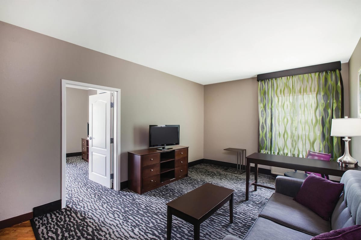Suite, 1 slaapkamer, niet-roken | Luxe beddengoed, pillowtop-bedden, een bureau