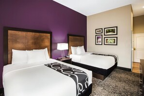 Ropa de cama de alta calidad, colchones con pillow-top y escritorio 