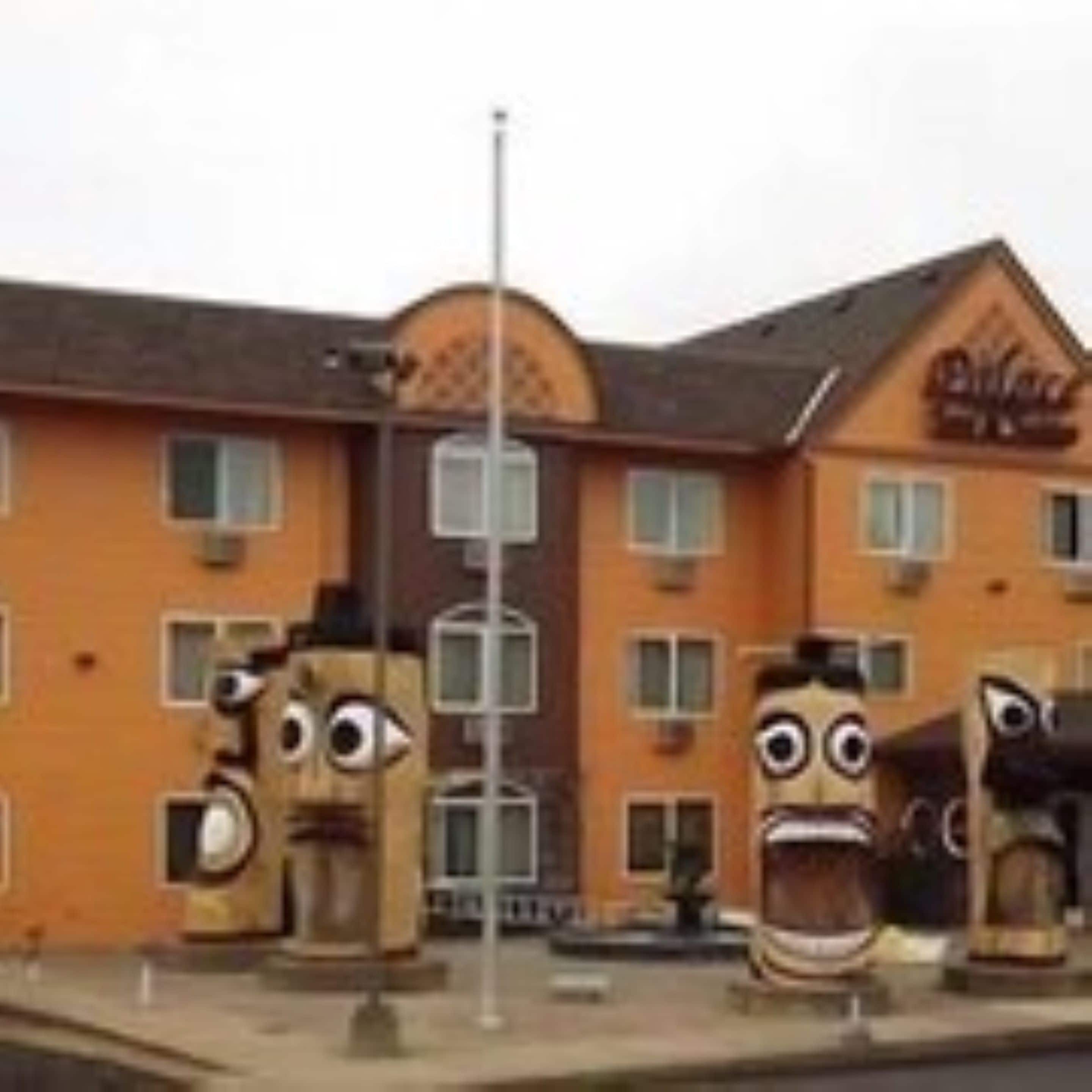 Un edificio con una fachada distintiva que presenta grandes caras caricaturescas.