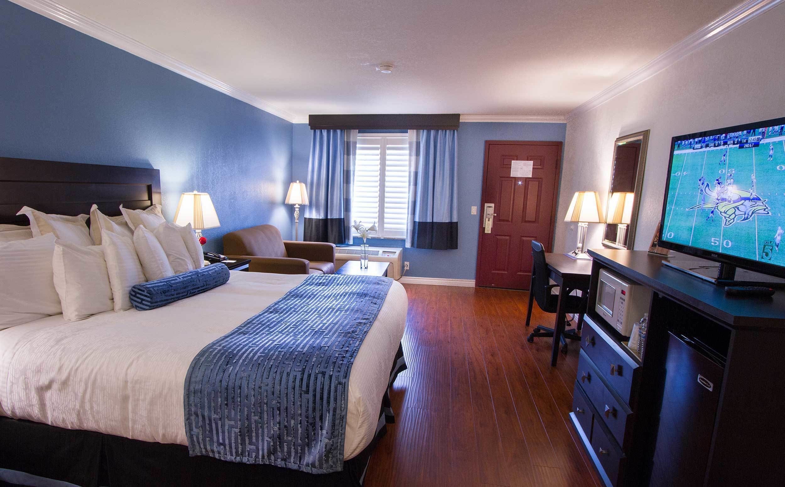 suite, 1 king bed | iron/ironing board, free wifi, bed sheets, alarm clocks