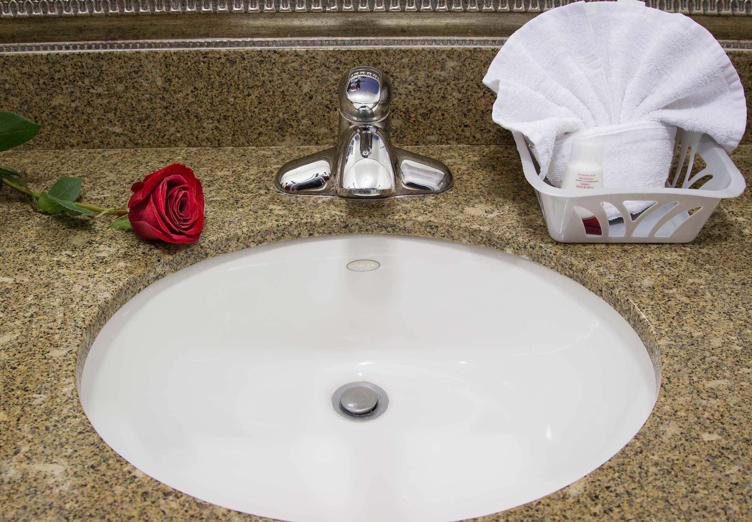 combined shower/bathtub, hair dryer, towels