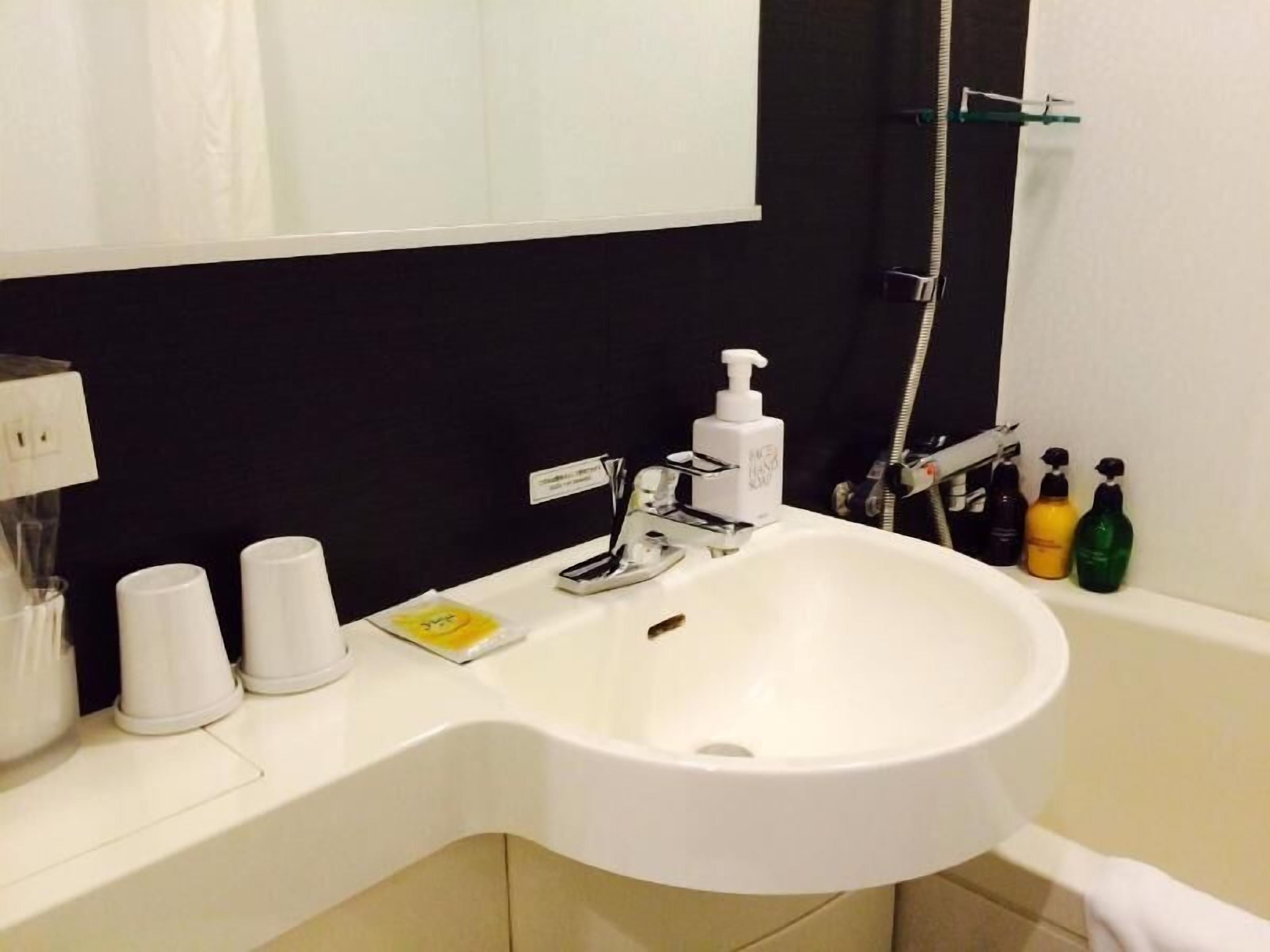 Bathroom | Combined shower/tub, free toiletries, hair dryer, slippers