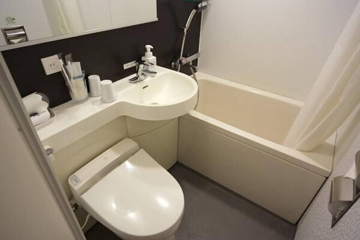 Combined shower/tub, free toiletries, hair dryer, slippers
