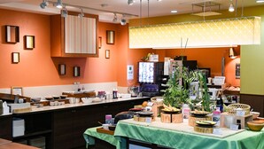 A buffet area with various food items and a green tablecloth. - Vessel Inn Hakata Nakasu (Fukuoka)