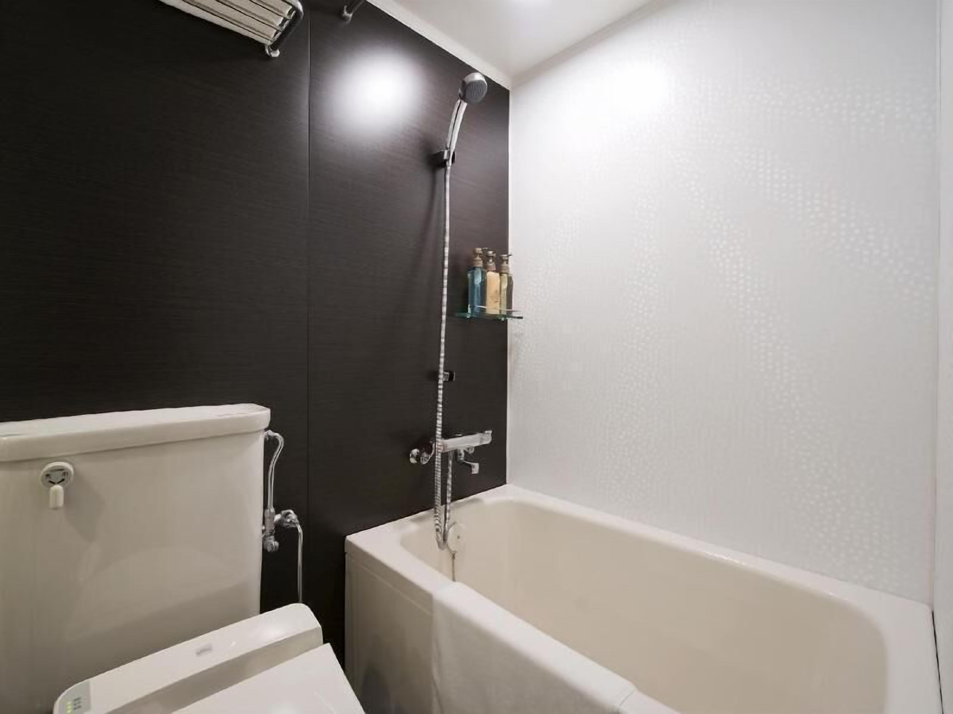 Bathroom | Combined shower/tub, free toiletries, hair dryer, slippers