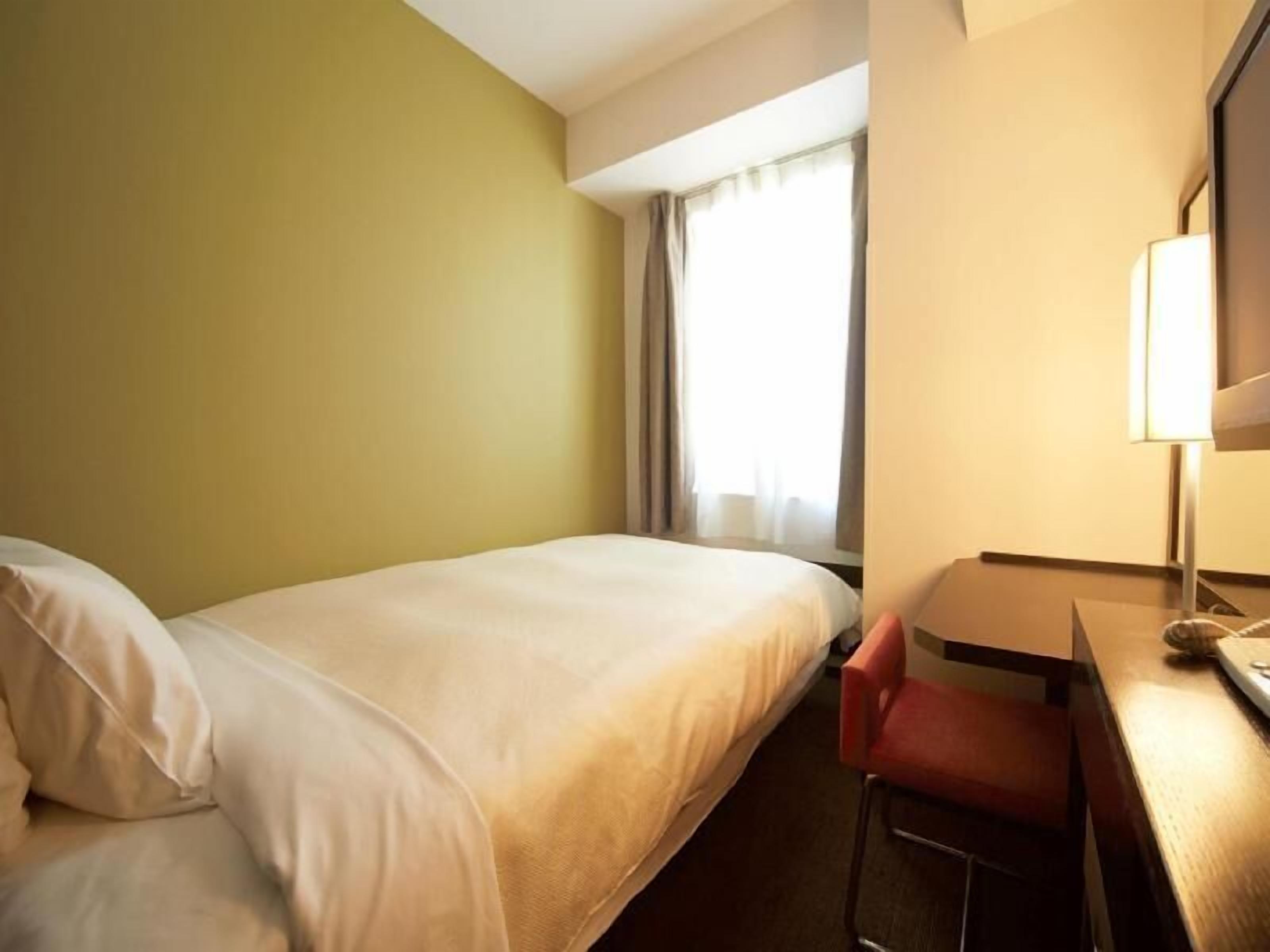 ألحفة محشوة بالريش ومكتب ومساحة عمل للكمبيوتر المحمول وستائر تعتيم