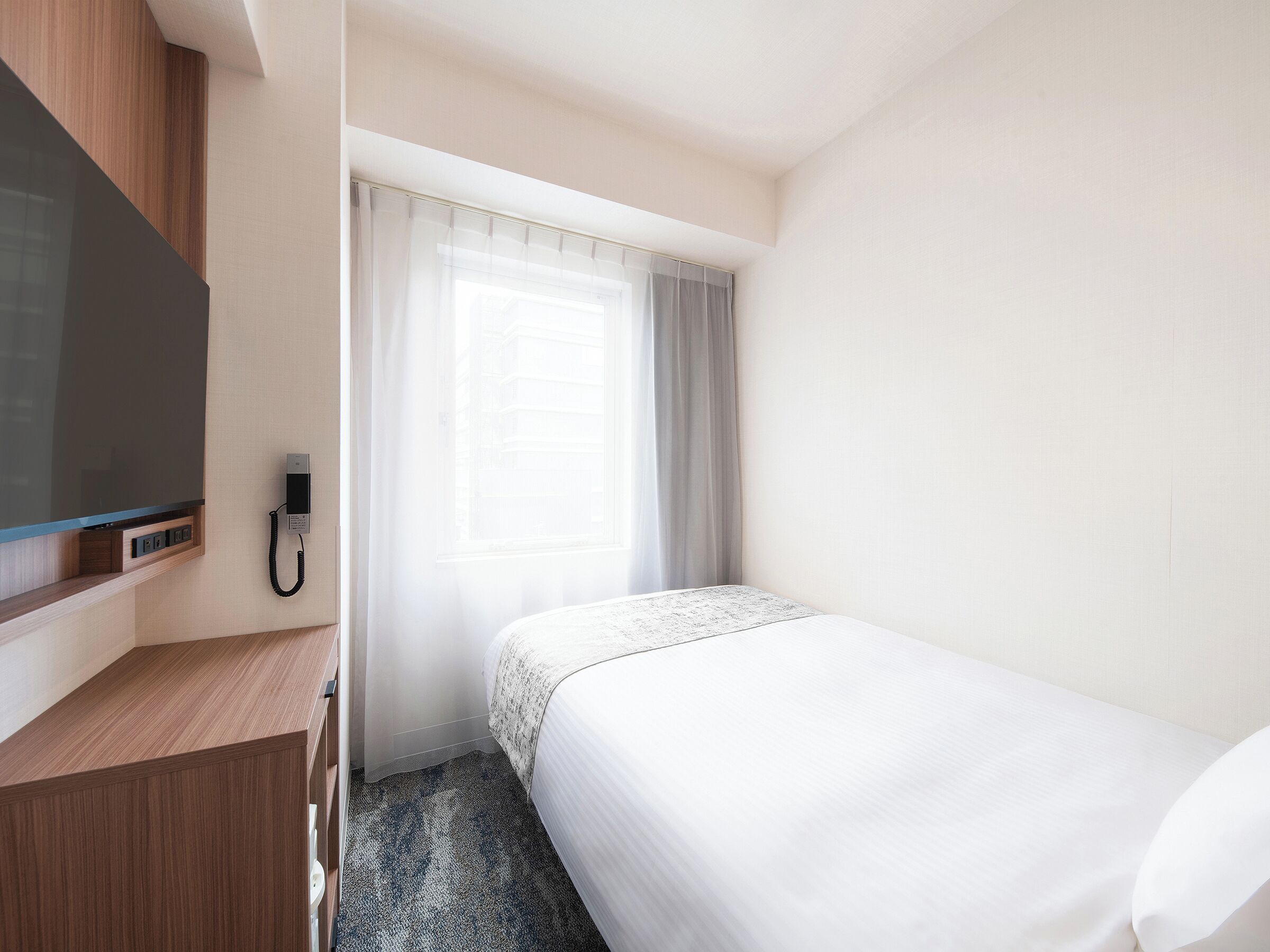 Daunenbettdecken, Schreibtisch, laptopgeeigneter Arbeitsplatz