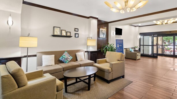 Eine Lobby mit einer Sofagarnitur, einem Couchtisch, einer Chandelier und einer Rezeption.