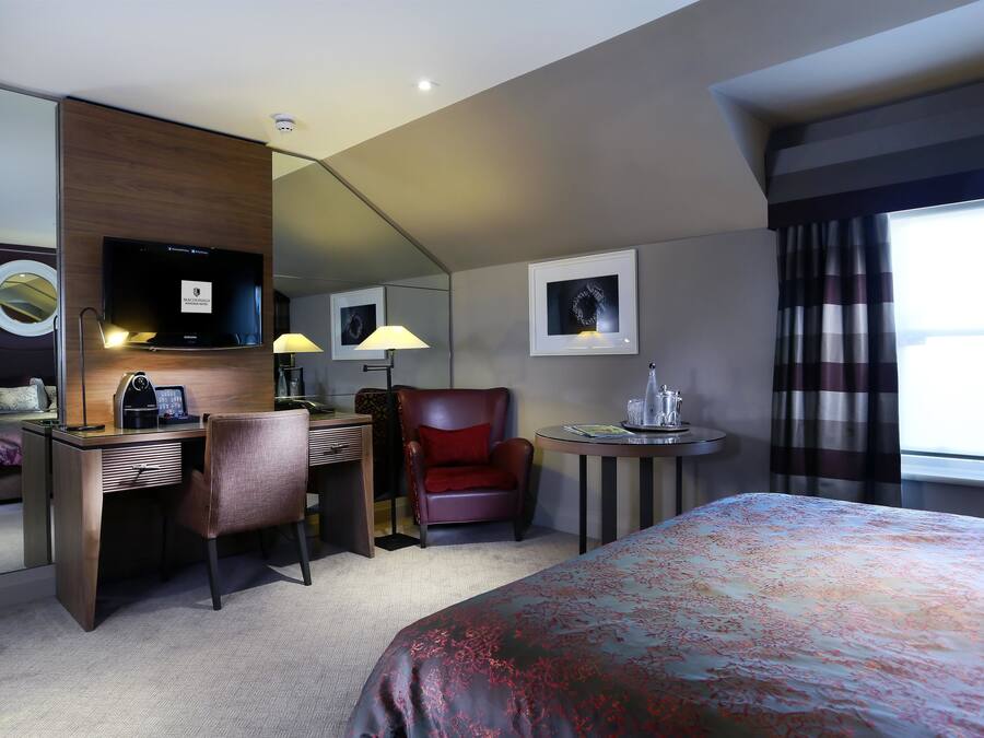 Egyptian cotton sheets, premium bedding, minibar, in-room safe