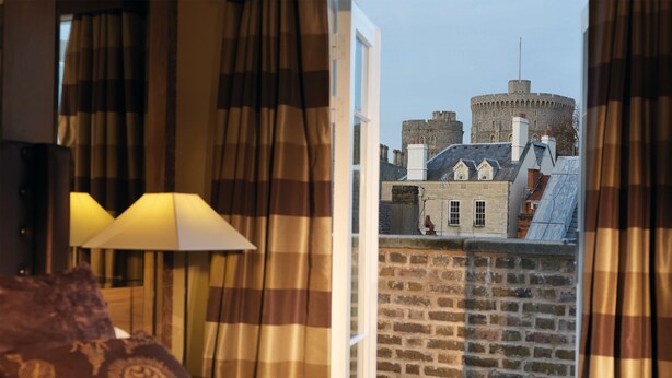 A hotel room with a view of a historic castle. - Macdonald Windsor Hotel (Windsor)
