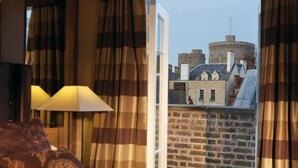Une chambre d’hôtel avec vue sur un château historique.