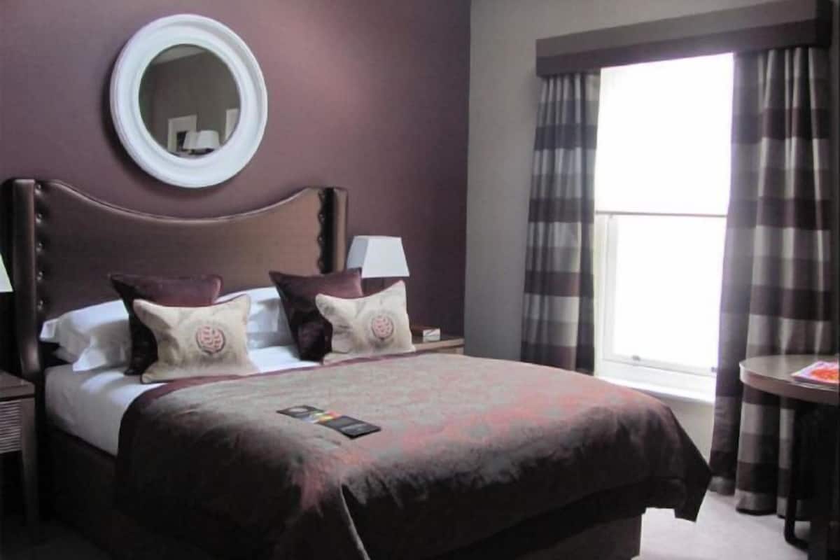 Egyptian cotton sheets, premium bedding, minibar, in-room safe