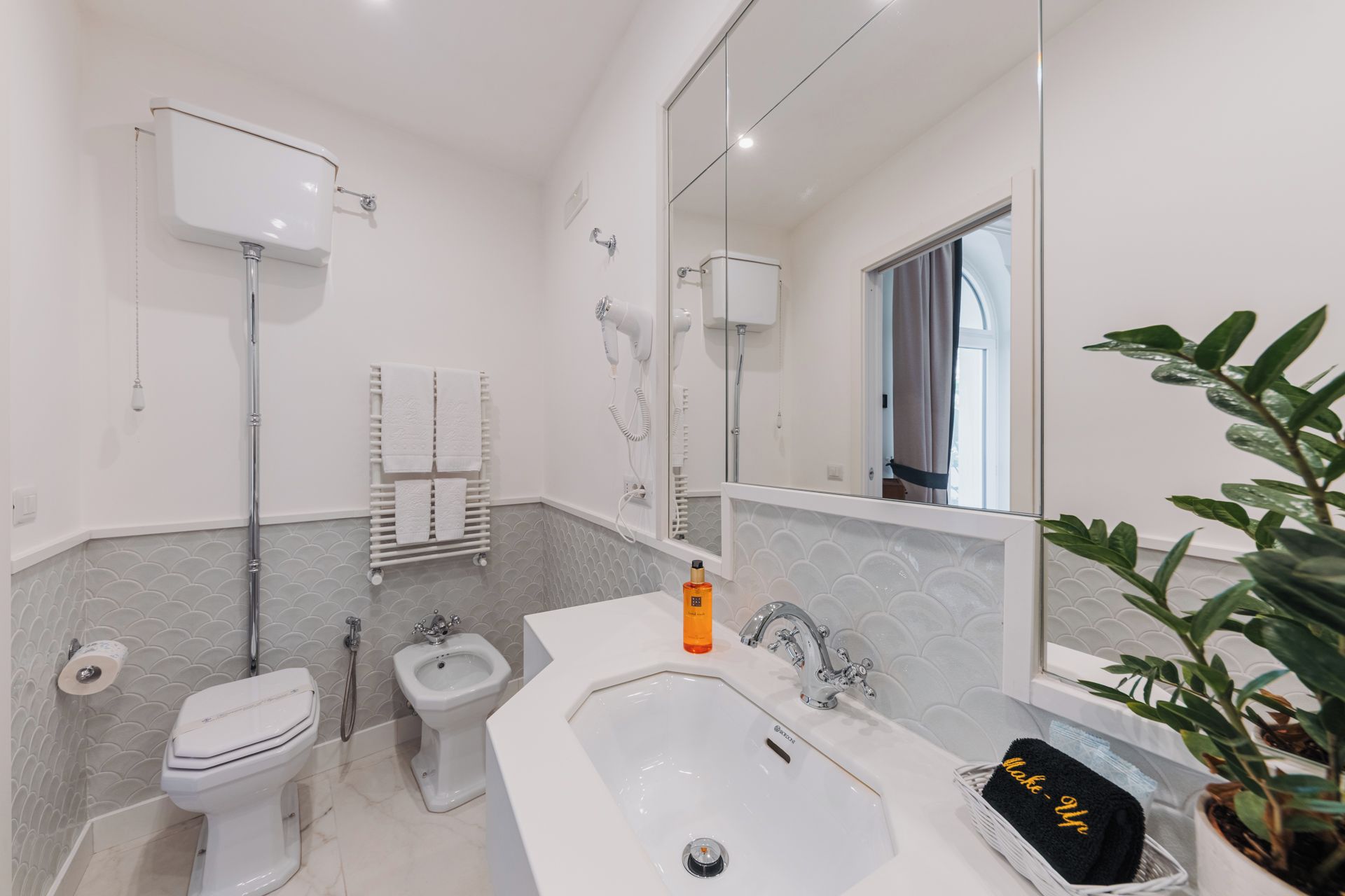 Un bagno moderno con toilette, bidet e lavandino.
