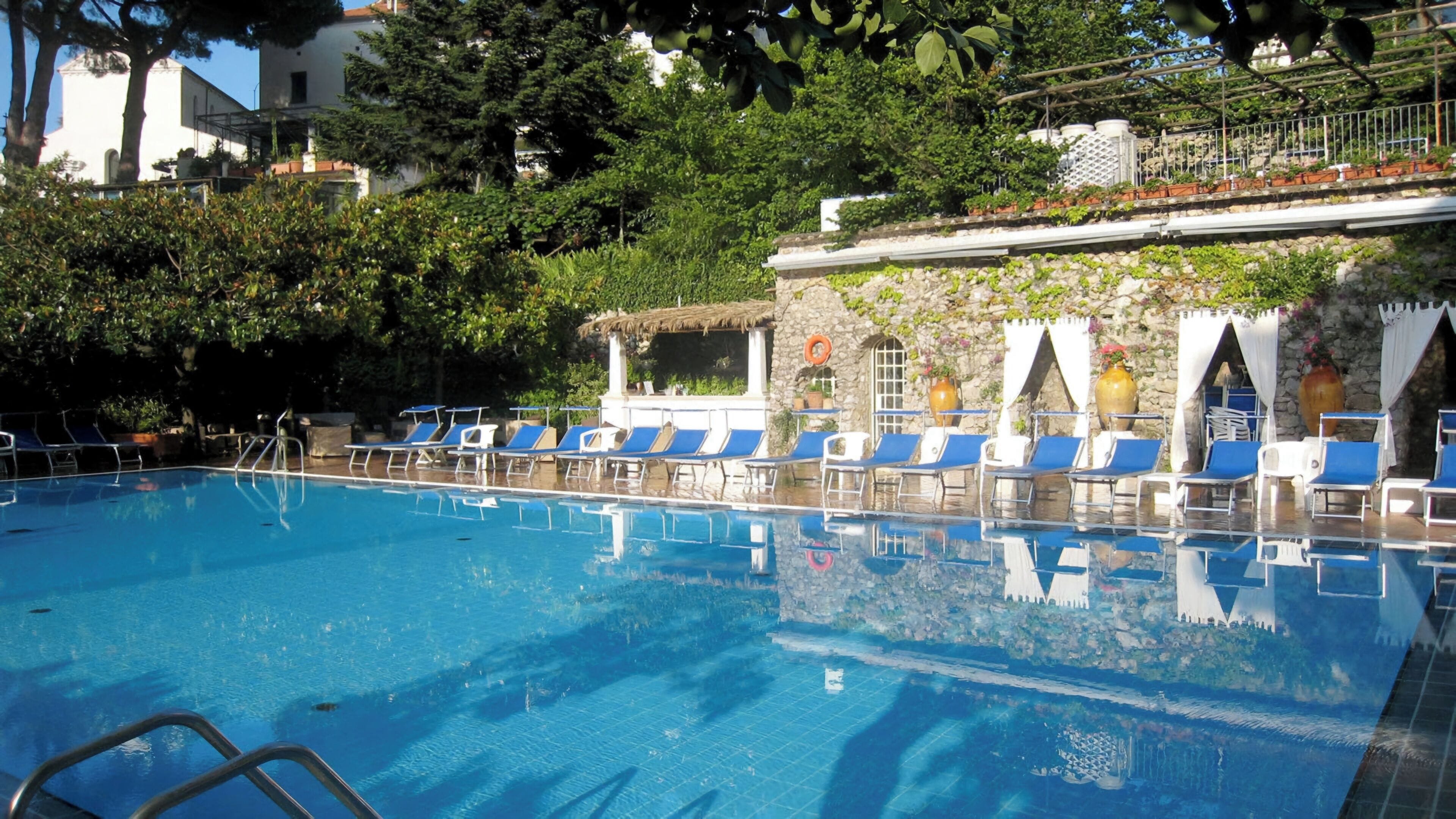 seasonal outdoor pool, pool loungers