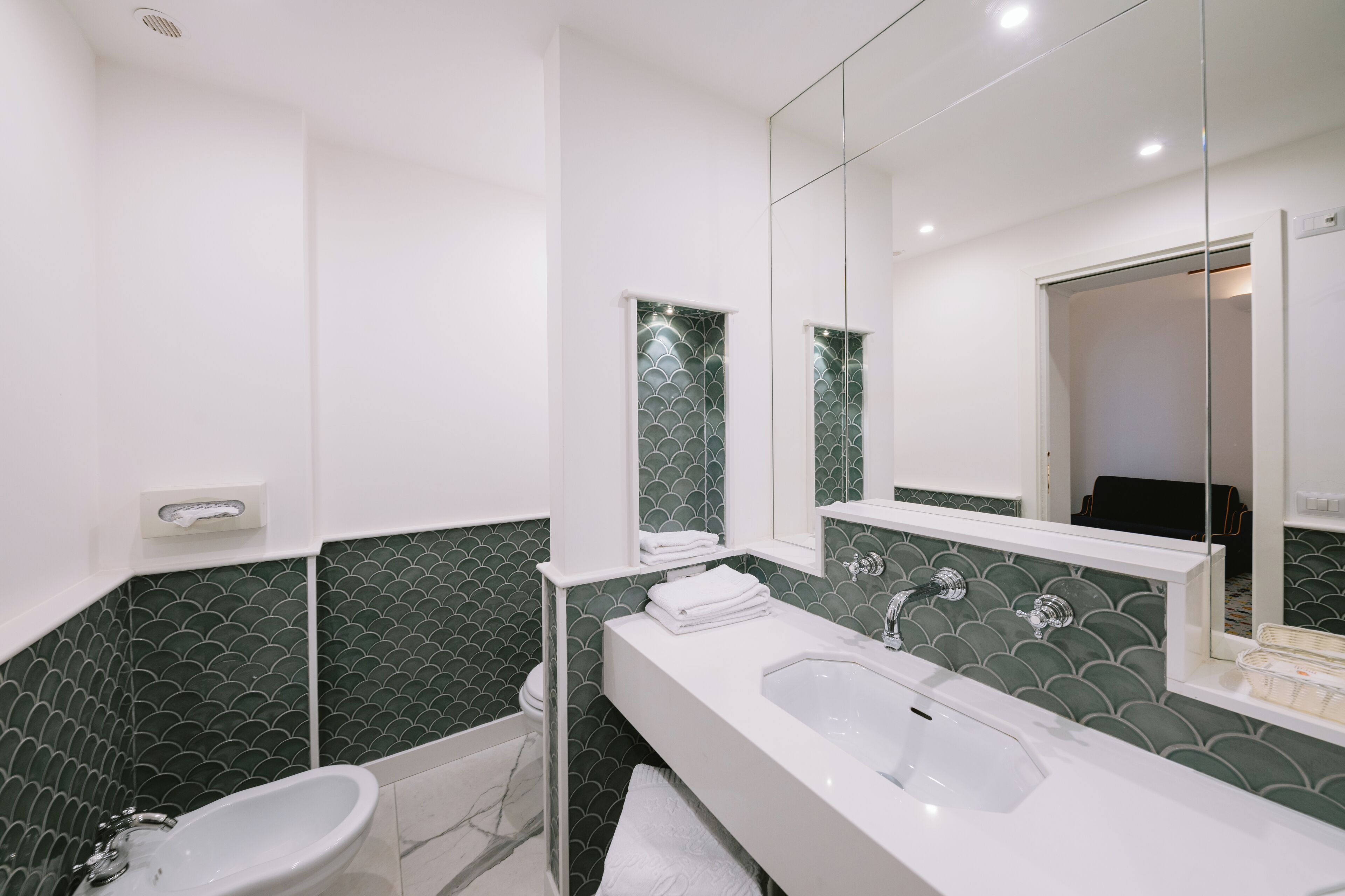 Ein modernes Badezimmer mit einer großen Badewanne, einem Waschbecken und einer Toilette.