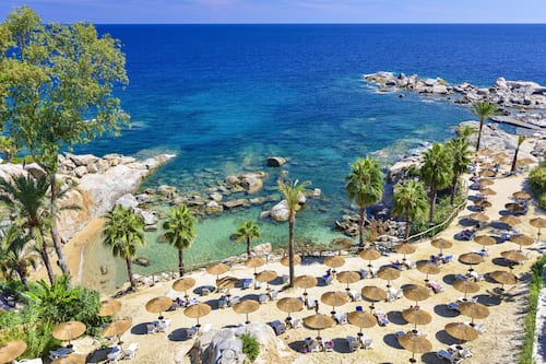 Privatstrand, Liegestühle, Sonnenschirme, Strandtücher