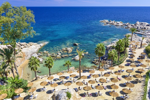 Playa privada, sillas reclinables de playa, sombrillas, toallas de playa