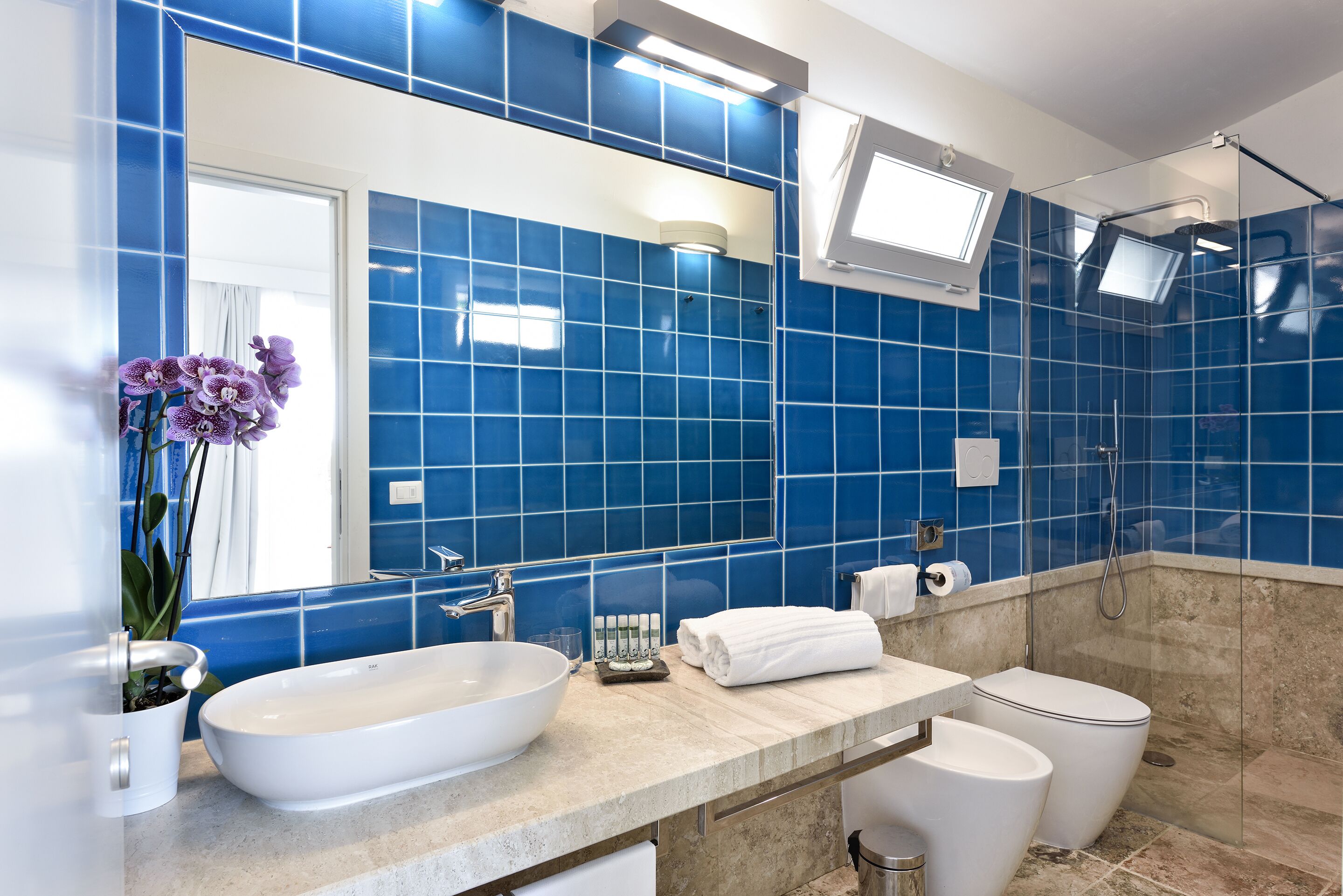 family room (classic) | bathroom | shower, free toiletries, hair dryer, bidet