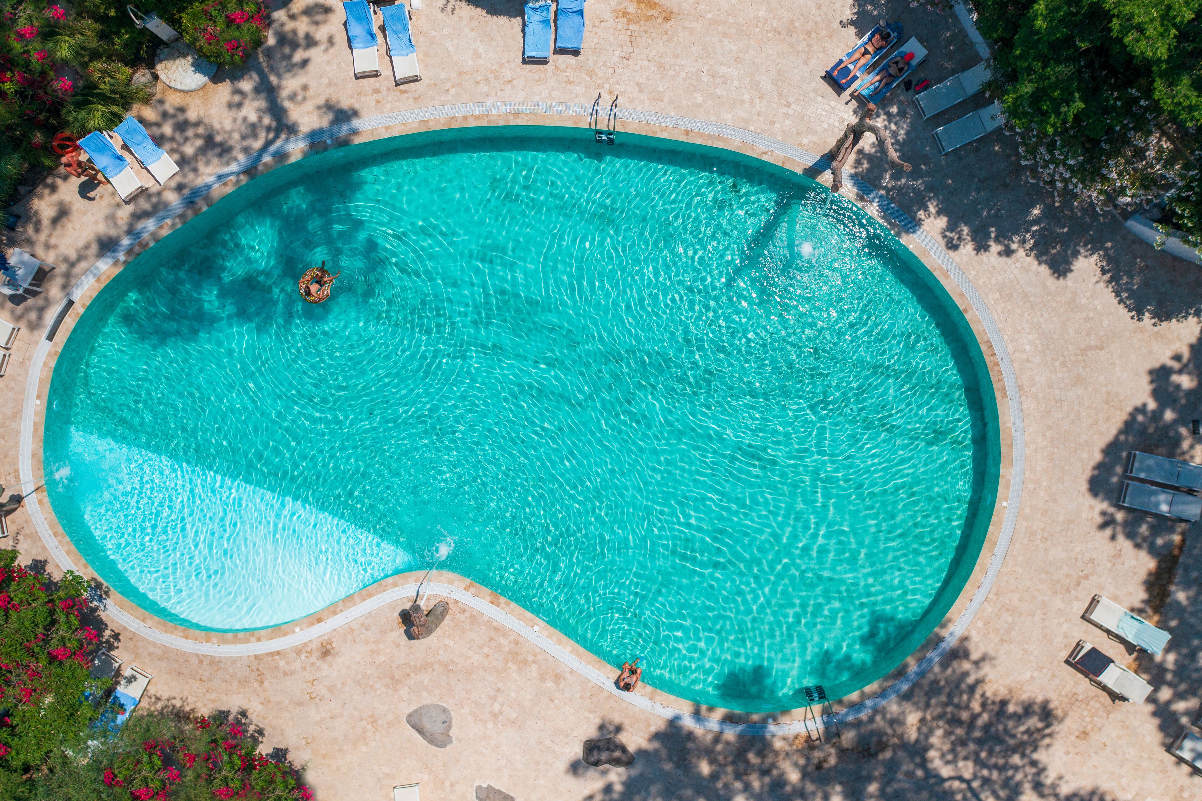 3 piscinas al aire libre, sombrillas, sillones reclinables de piscina