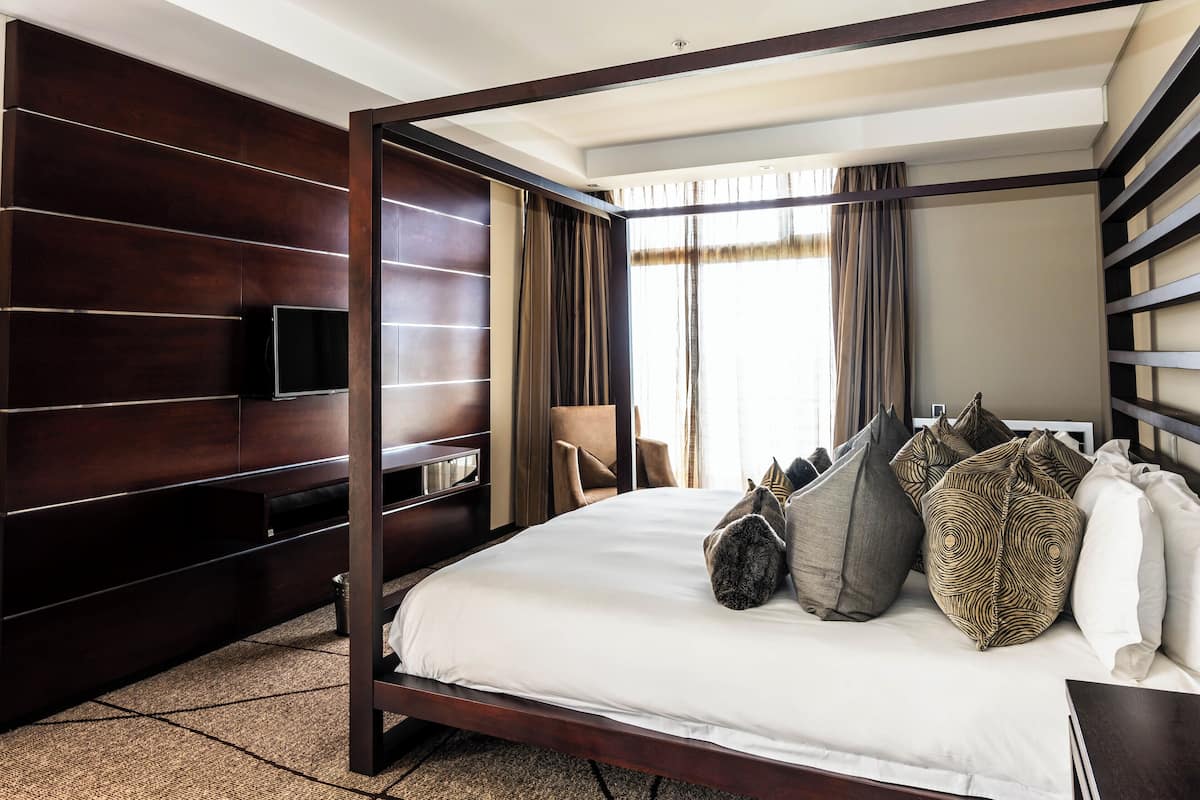 Suite, 1 King Bed (Ambassador)