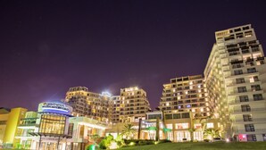Ein mehrgeschossiges Hotel mit einer gut sichtbaren Beschilderung für das International Convention Centre.