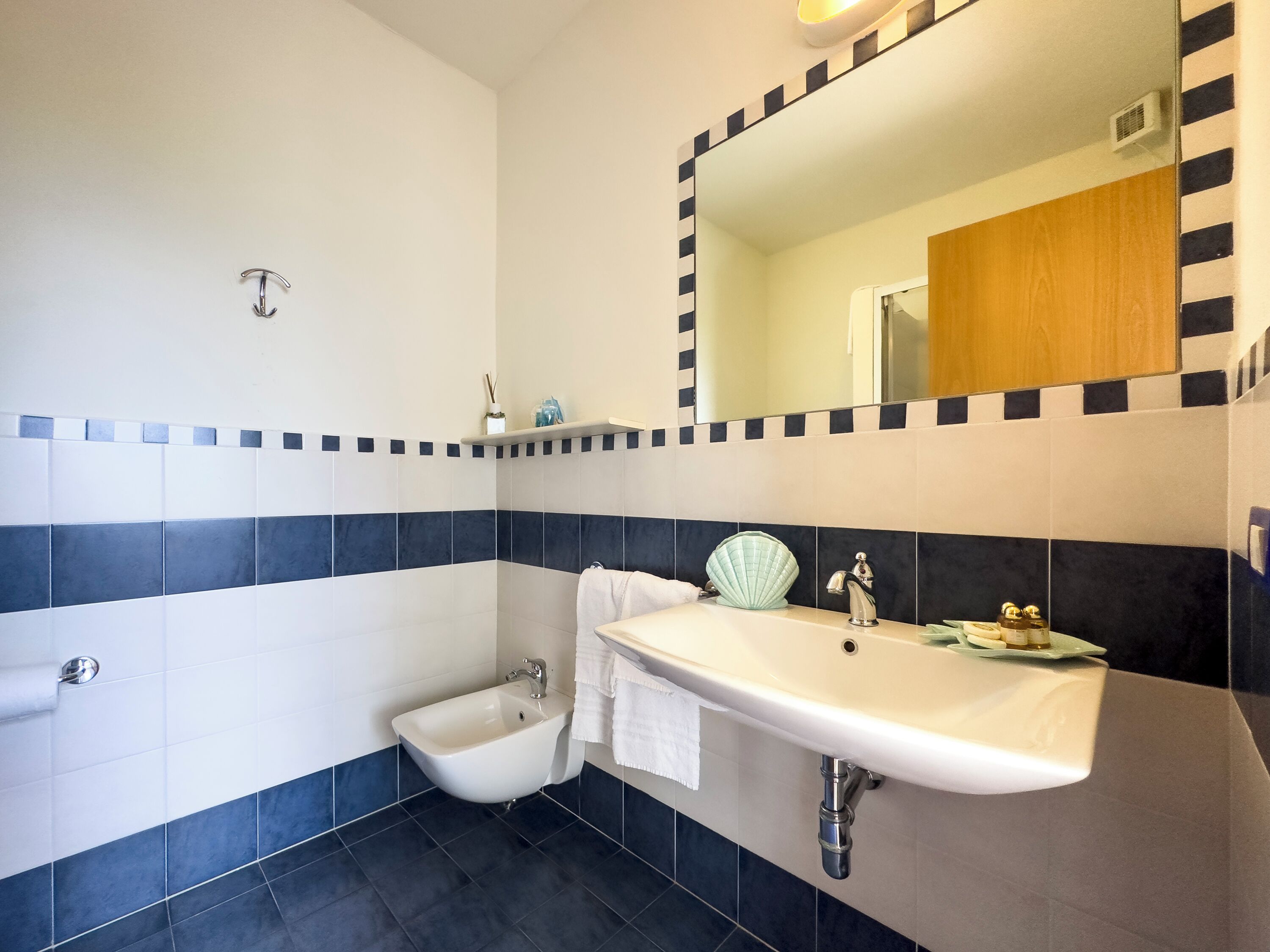 comfort quadruple room | bathroom | shower, free toiletries, hair dryer, bidet