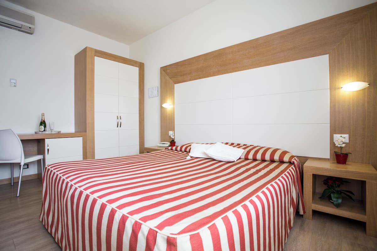 In-room safe, desk, soundproofing, WiFi (free)