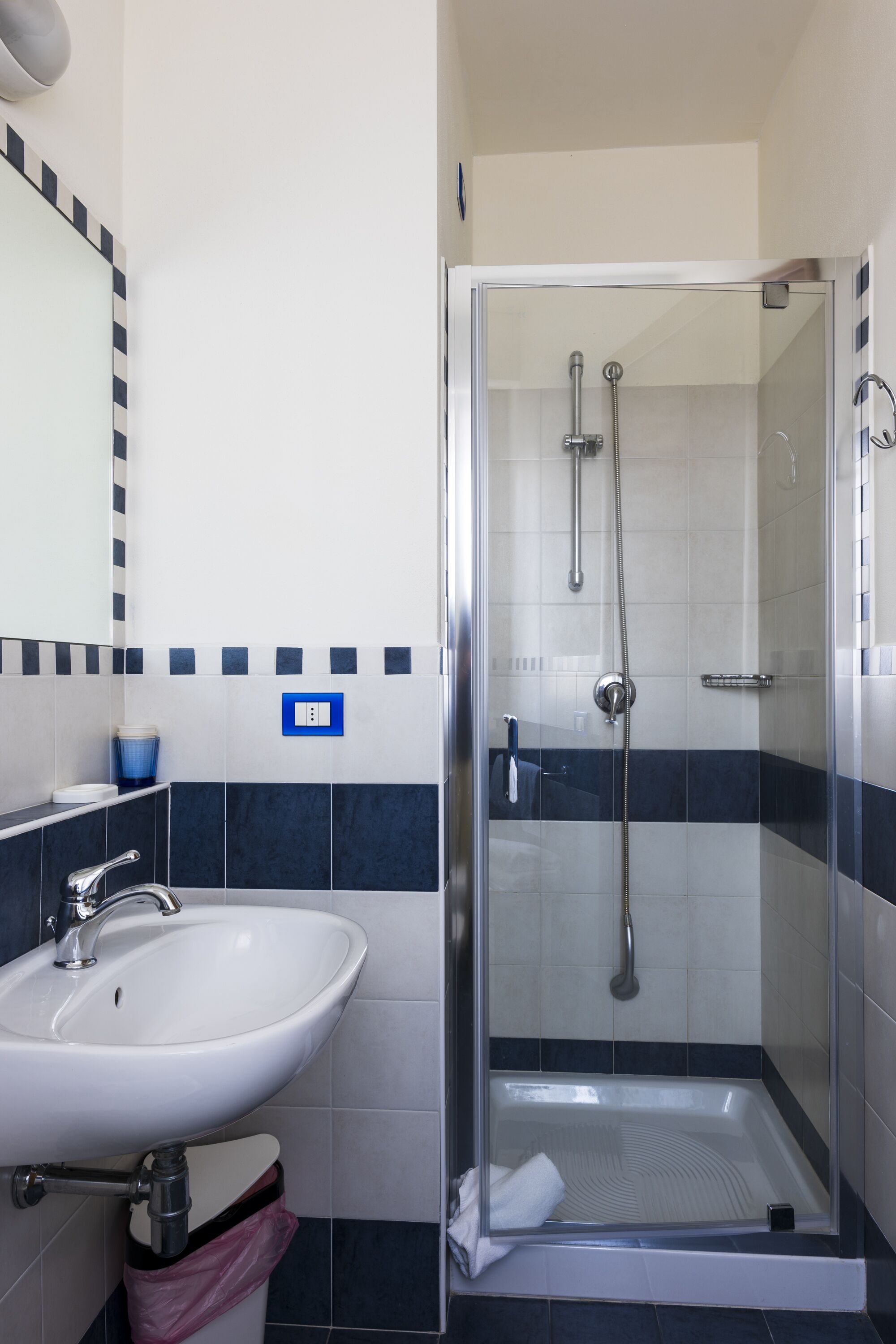 single room | bathroom | shower, free toiletries, hair dryer, bidet