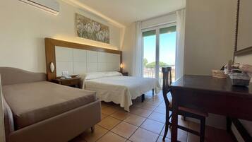 Camera Classic | Una cassaforte in camera, con arredamento individuale, una scrivania