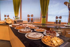 Tägliches Frühstücksbuffet (15 EUR pro Person)