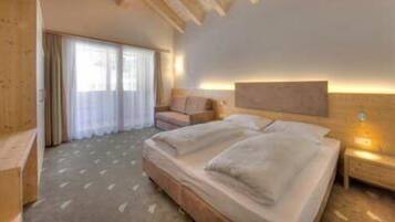 Caja de seguridad en la habitación y cortinas blackout