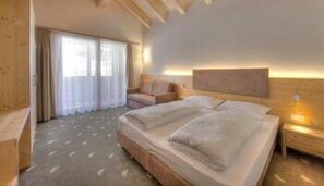 Doppelzimmer (Mansard) | Zimmersafe, Verdunkelungsvorhänge, schallisolierte Zimmer