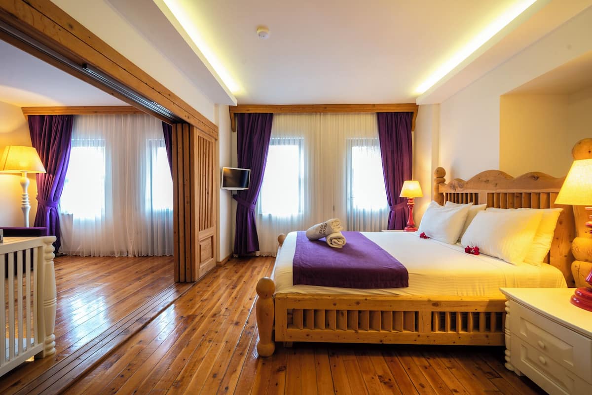 Family Room | Minibar, WiFi (free), bed sheets