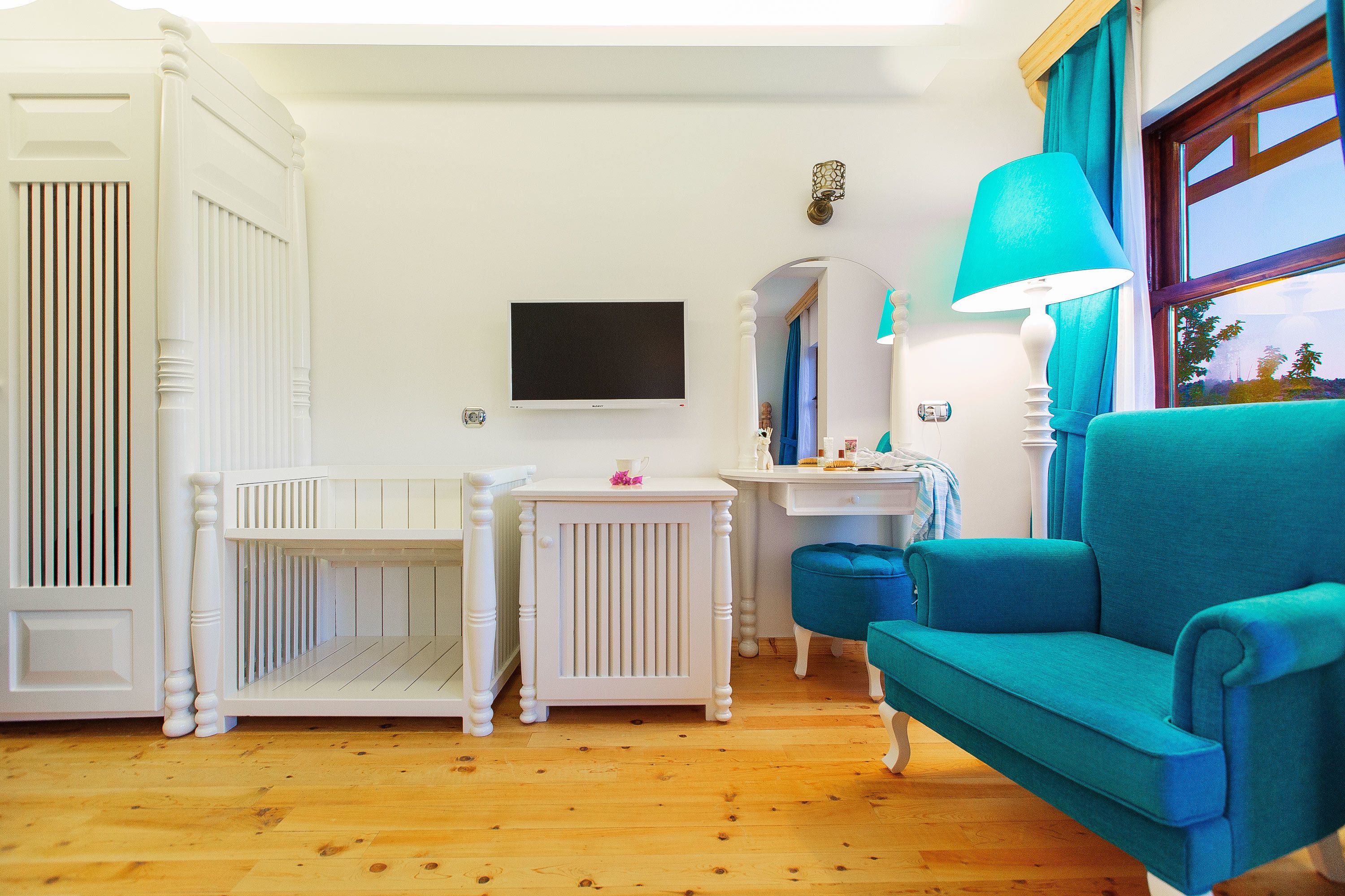 superior room pool view double / twin | living area | flat-screen tv