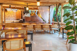 2 restaurantes; se sirve desayuno, almuerzo y cena