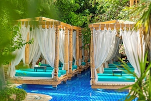 Una piscina al aire libre de temporada, cabañas de piscina gratuitas