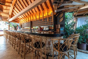 2 bars, bar en bord de piscine