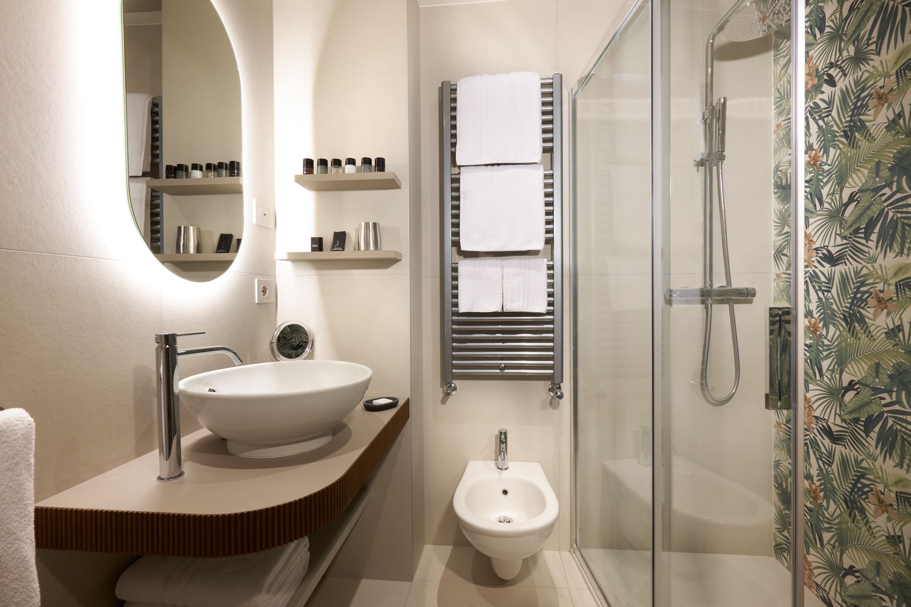 combined shower/bathtub, free toiletries, hair dryer, bidet