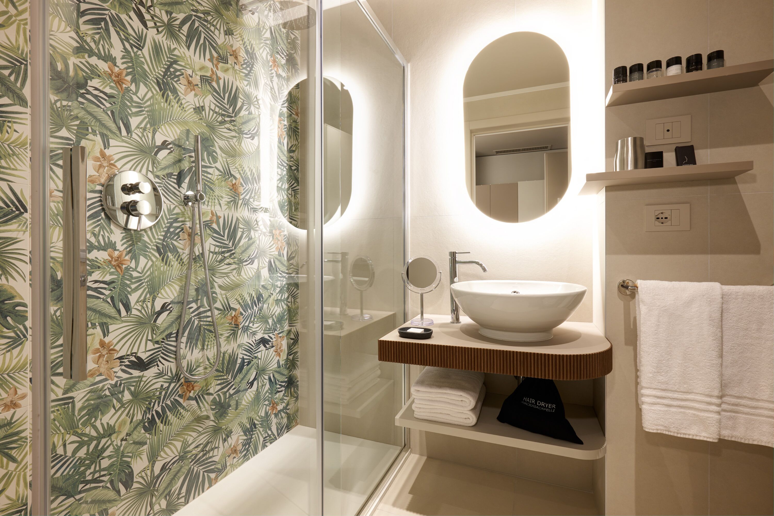 combined shower/bathtub, free toiletries, hair dryer, bidet