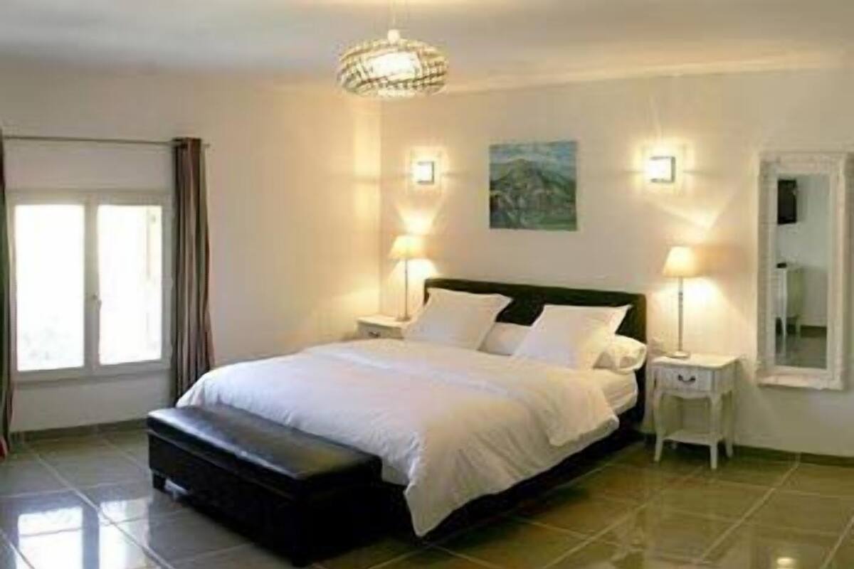 Free cots/infant beds, free WiFi, bed sheets
