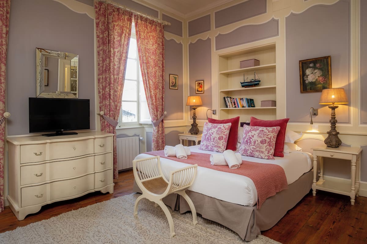 Premium tweepersoonskamer | Luxe beddengoed, een kluis op de kamer, een bureau
