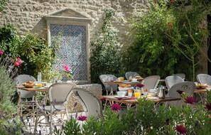 Petit déjeuner buffet (26 EUR par personne)