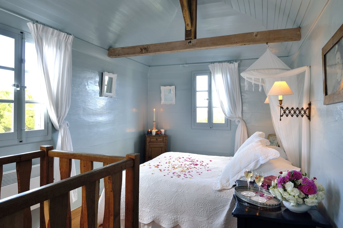 Romantisches Doppelzimmer | Hochwertige Bettwaren, Zimmersafe, individuell dekoriert