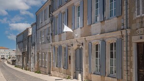Um edifício histórico com várias janelas e uma bandeira.