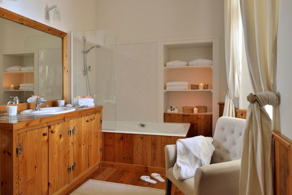 Baño | Amenidades de baño gratuitas, secadora de cabello, batas, pantuflas 
